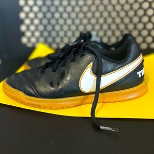 Boys Nike tiempo x indoor soccer shoes size 1